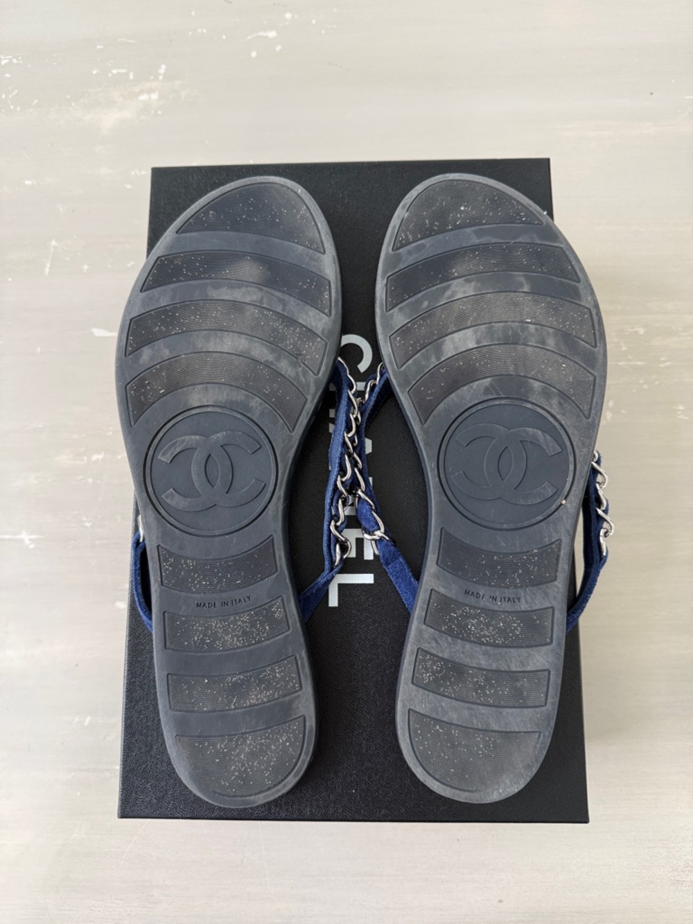 CHANEL Chain Navy Blue Suede Quilted Leather Thong Flip Flop Sandals 39 - Picture 4 of 6